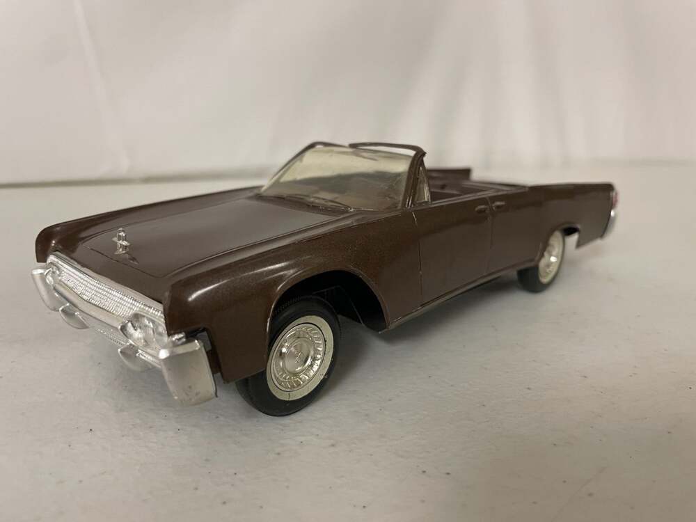 Vintage 1961 AMT Lincoln 1/25 Scale Continental Metallic Brown Promo FRICTION